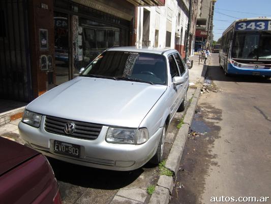 Volkswagen Santana sedan en San Mart�n 1